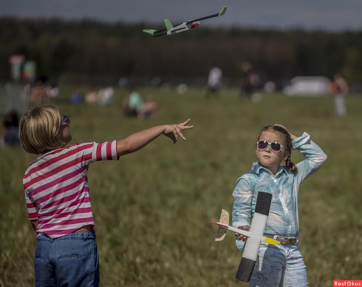 полет души. человек с метлой. лети фото. человек в полете. лети фото.