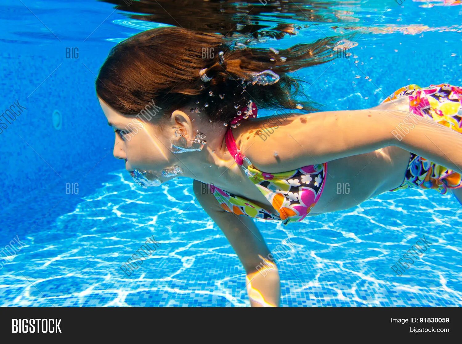 Девочки 12 в бассейне. Девочки в бассейне. Девочки 12 в бассейне. Купальник для плавания. Девушка плавает в бассейне.