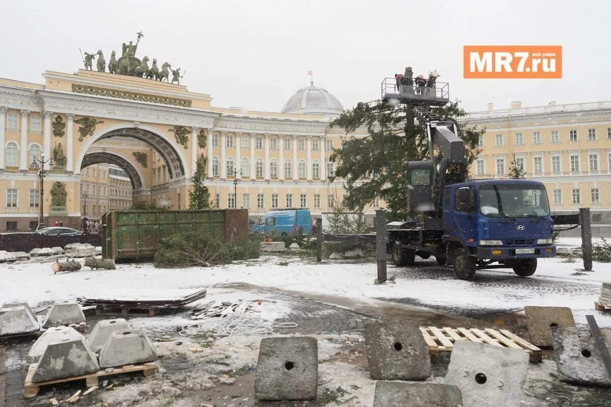 Книжный салон спб 2022 на дворцовой площади. Дворцовая площадь елка 2023. Горка на дворцовой площади. 28 января 2024 дворцовая площадь. Дворцовая площадь в спб постуй.