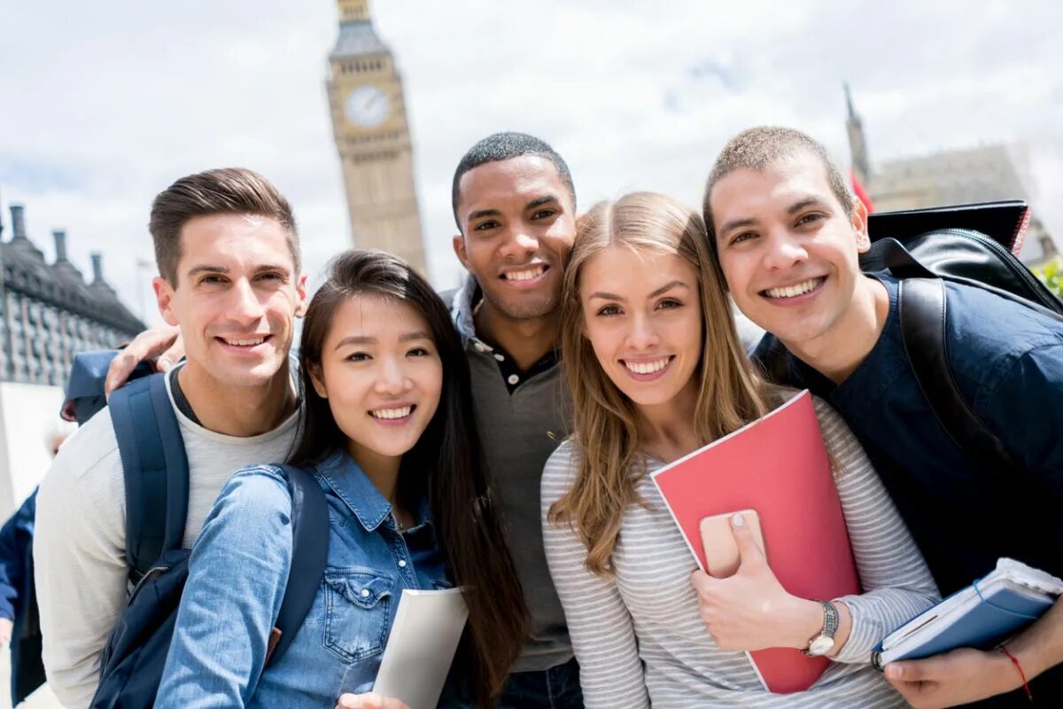 To live abroad. Учеба за границей картинки. Учеба за границей. Человек на фоне достопримечательности. Молодежь на экскурсии.