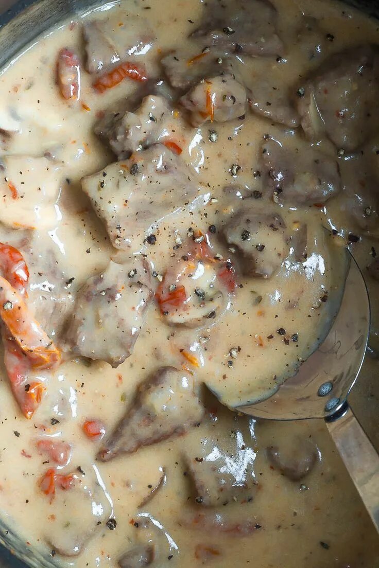 Бефстроганов из говядины с грибами. Говядина в грибном соусе. Мясо под грибным соусом. Говядина со сливочным соусом. Beef stroganoff.