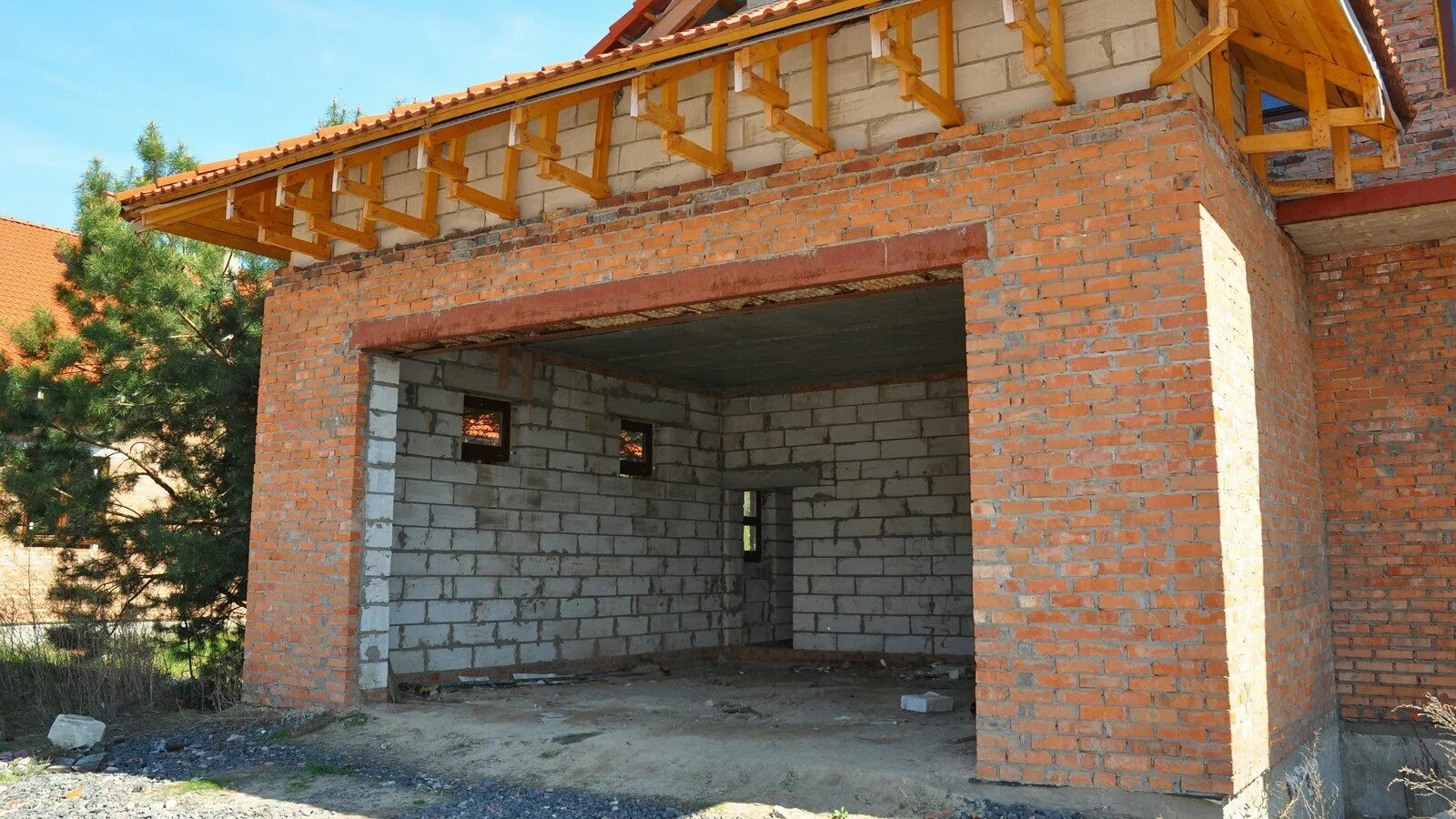 Гараж с навесом. Гараж из сендвичных панелей. Стройка гаража. Постройка гаража из блоков. Сарай из арболитовых блоков.