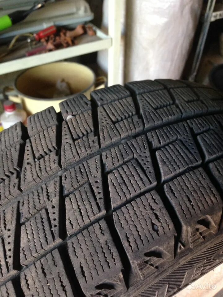 Какая хорошая липучка резина. Зимняя резина bridgestone 13. danlop r13 липучка. бриджстоун липучка r13. резина bridgestone r13 шипованная.