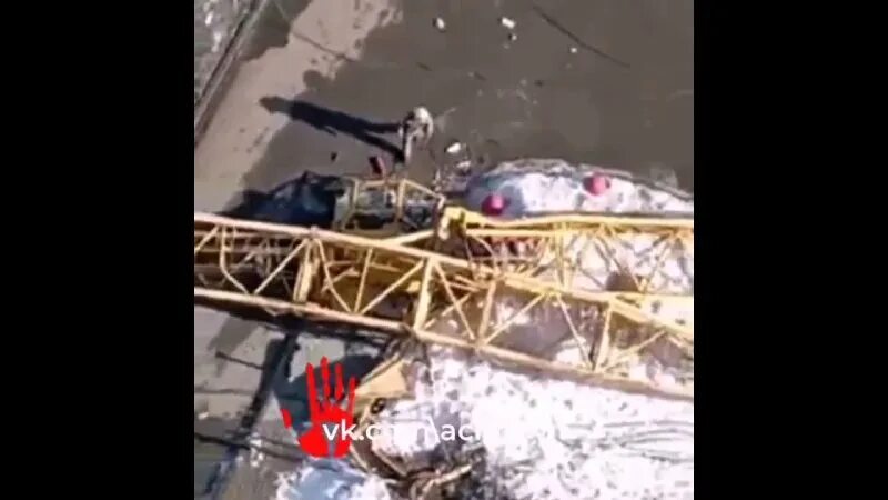 крановщик расстрелял. крановщик расстрелял. крановщик расстрелял. авария на стройке. падение автокранов.