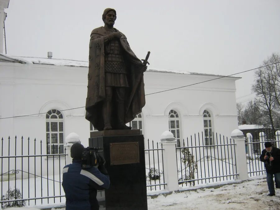 Памятник александру невскому в александрове на соборной площади. Памятник невскому в александрове. Памятник невскому в александрове. Памятник невскому в александрове. Памятник александру невскому в александрове на соборной площади.