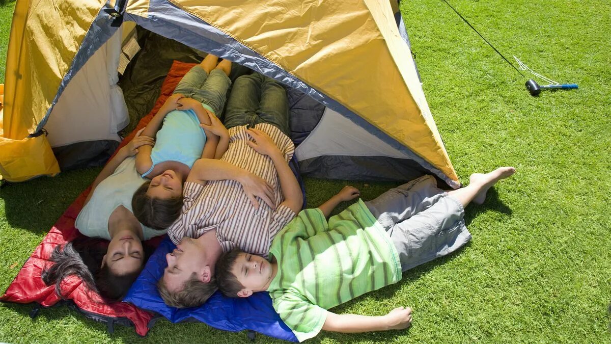 Camping with dad. Палатка на траве. Поход кемпинг дети. Палатка семья эмоции. Счастливая семья с детьми в походе.