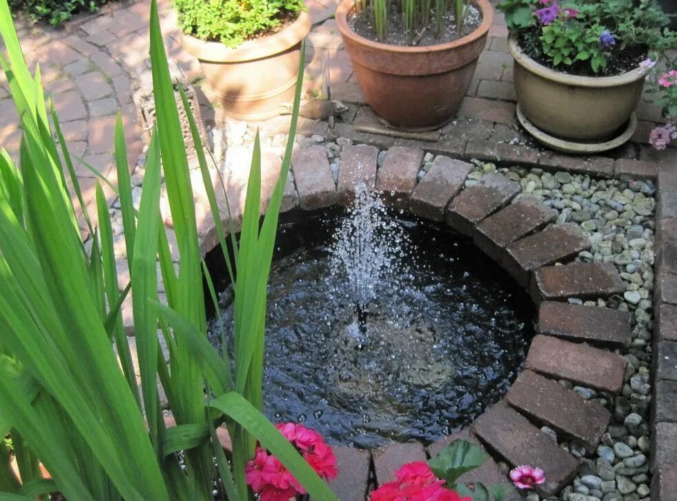 Фонтан на дачном участке. Фонтанчик на участке. Искусственный водопад на участке. Маленькие фонтаны для сада. Декоративный водоем современный.