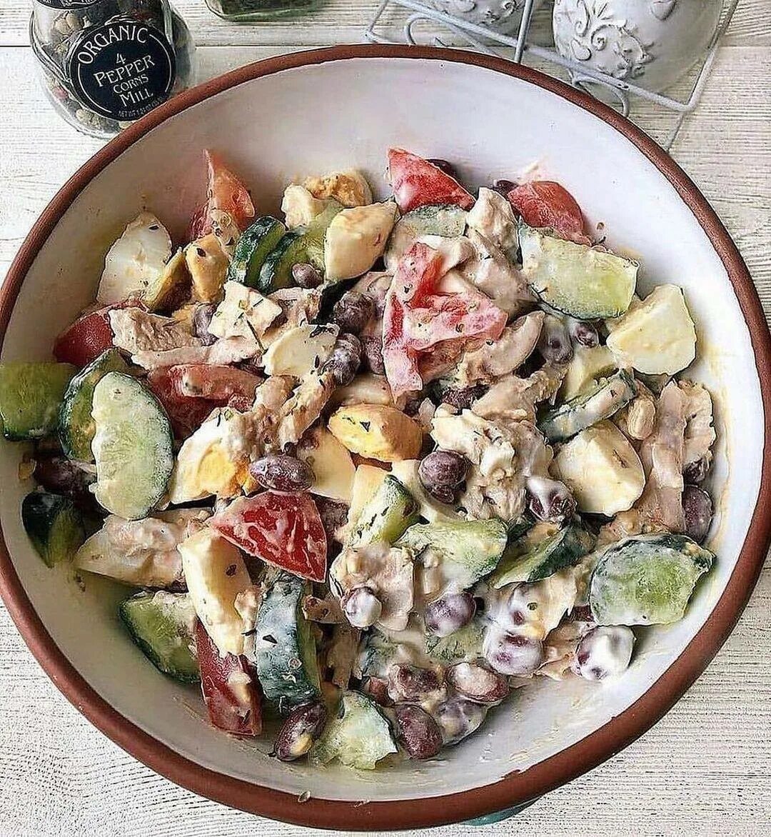 Салат грудка яйцо фасоль. Салат с курицей и стручковой фасолью и кукурузой. Салат с копчёной курицей и фасолью. Куриный салат с фасолью. Салат кукуруза стручковая фасоль.