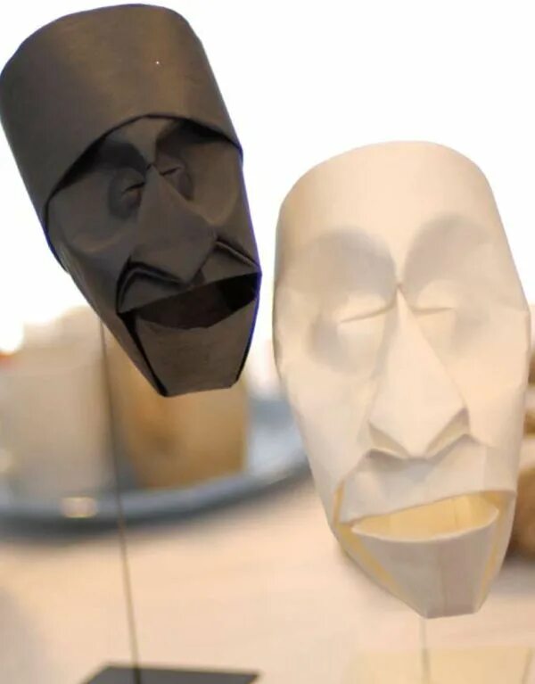 Low poly mask. Человек из картона. Картонные маски. Портрет из гофрокартона. Маска бумагопластика.