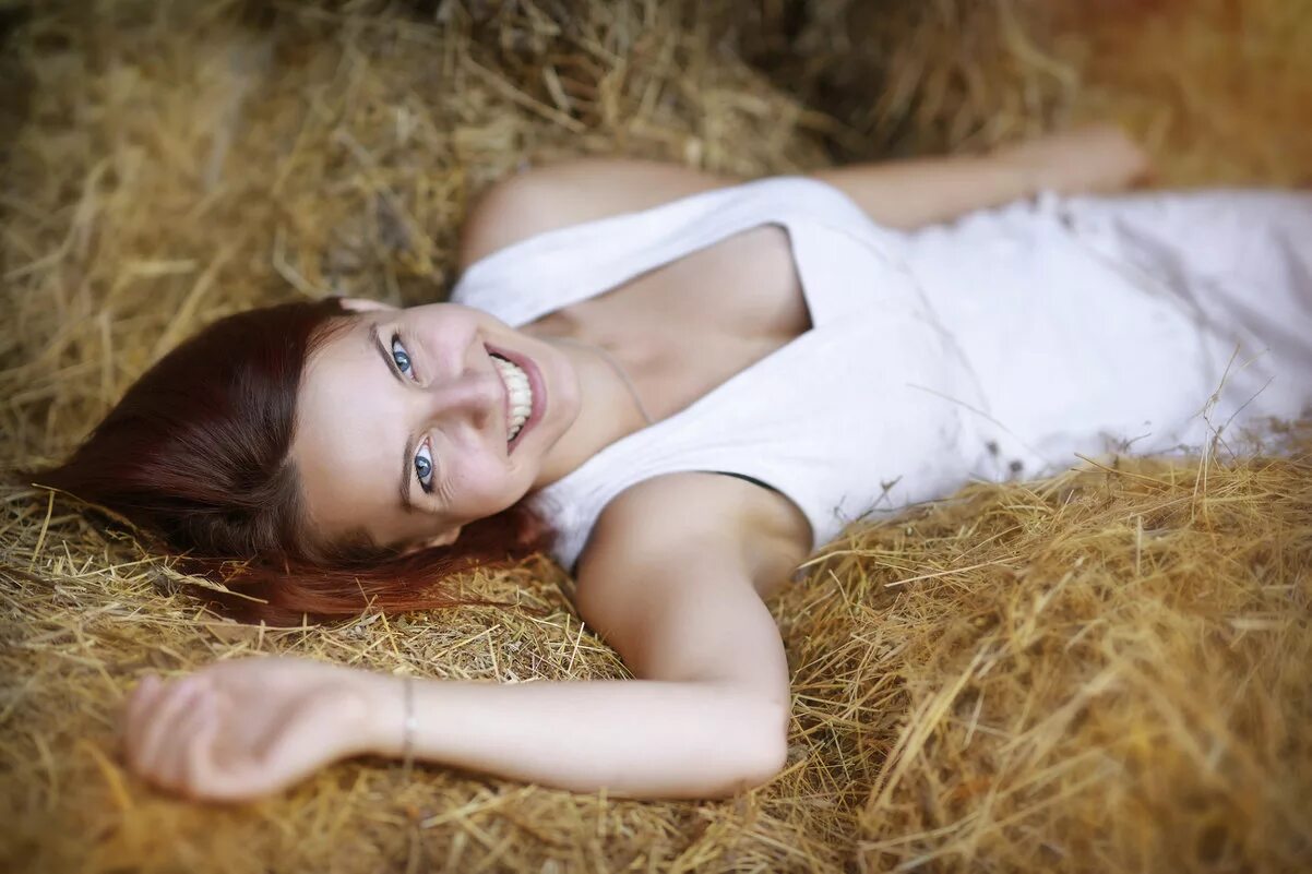 Новые фото сайт. Марина девятова сеновал. фотосессия на сеновале. лежат на сеновале. девушка лежит на сеновале.