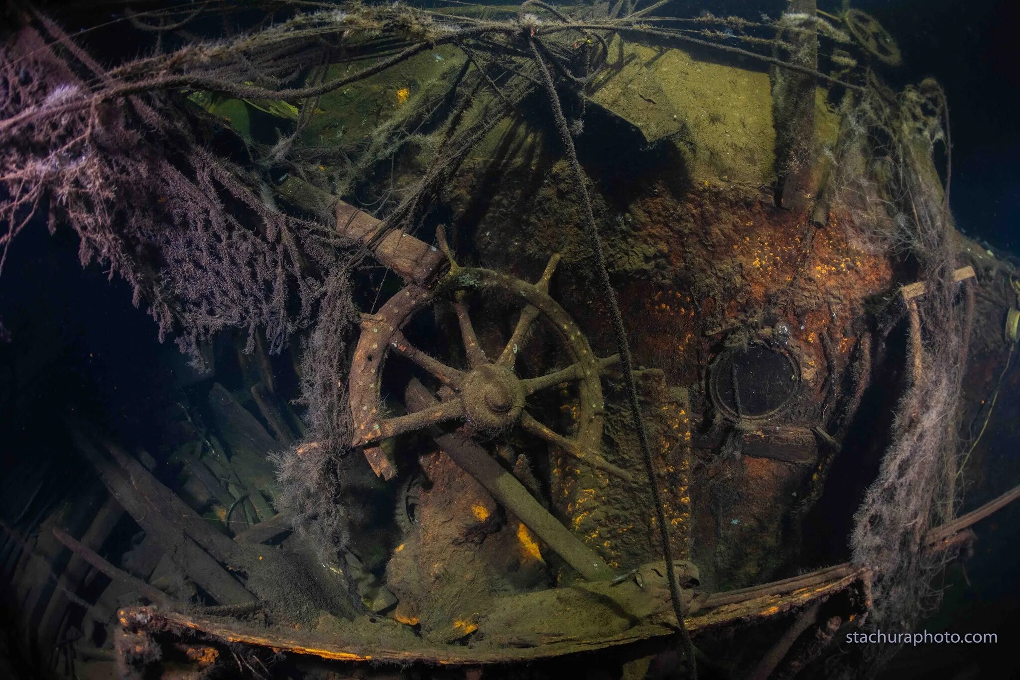 Затонувшие корабли на дне моря. Дно Балтийского моря затонувшие корабли. Затонувшие корабли в Балтийском море. Затонувшие корабли 17-18 века в Балтийском море. Лагуна погибших кораблей Чуук.