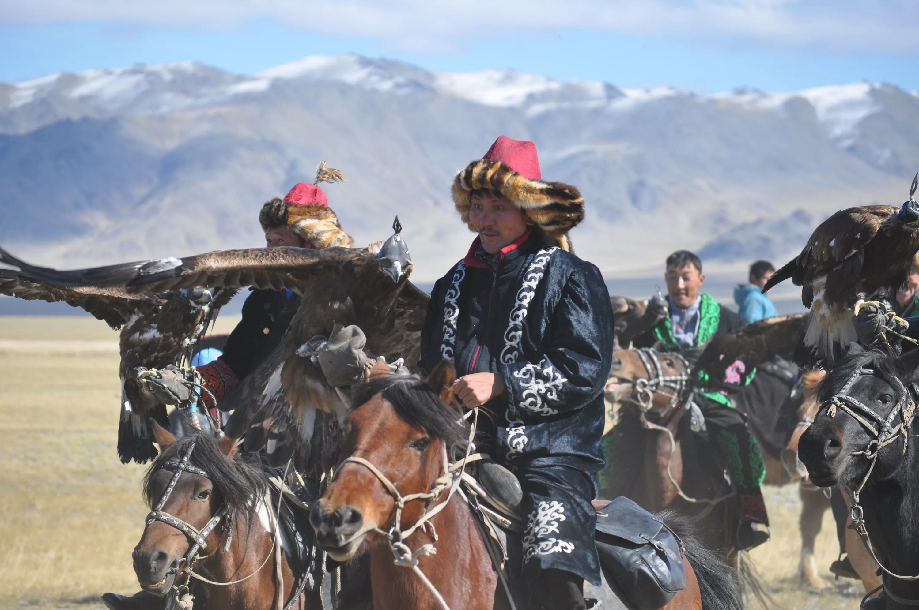 Kazakh people. Казахи народ. Народ Казахстана казахи. Казахская Национальная одежда. Одежда Казахстана Национальная кочевников.