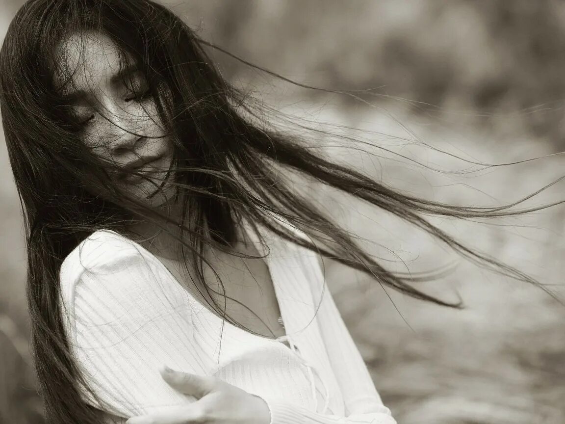 Красивые девушки с белыми волосами. Красивая девушка в капюшоне. Серая ава девушки. Серая ава девушки. Тень красивой девушки с длинными волосами.