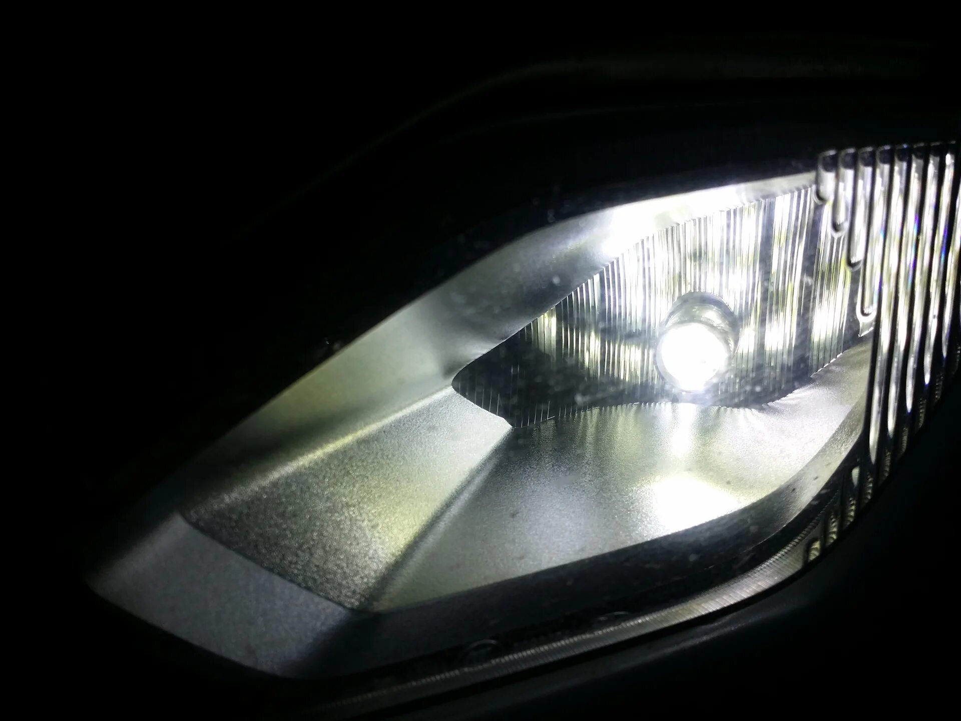 Форд куга птф. ПТФ Ford Kuga 2. Led ПТФ Ford Kuga 2. Ford Kuga 1 ПТФ led. Форд фокус 1 диоды в туманки.