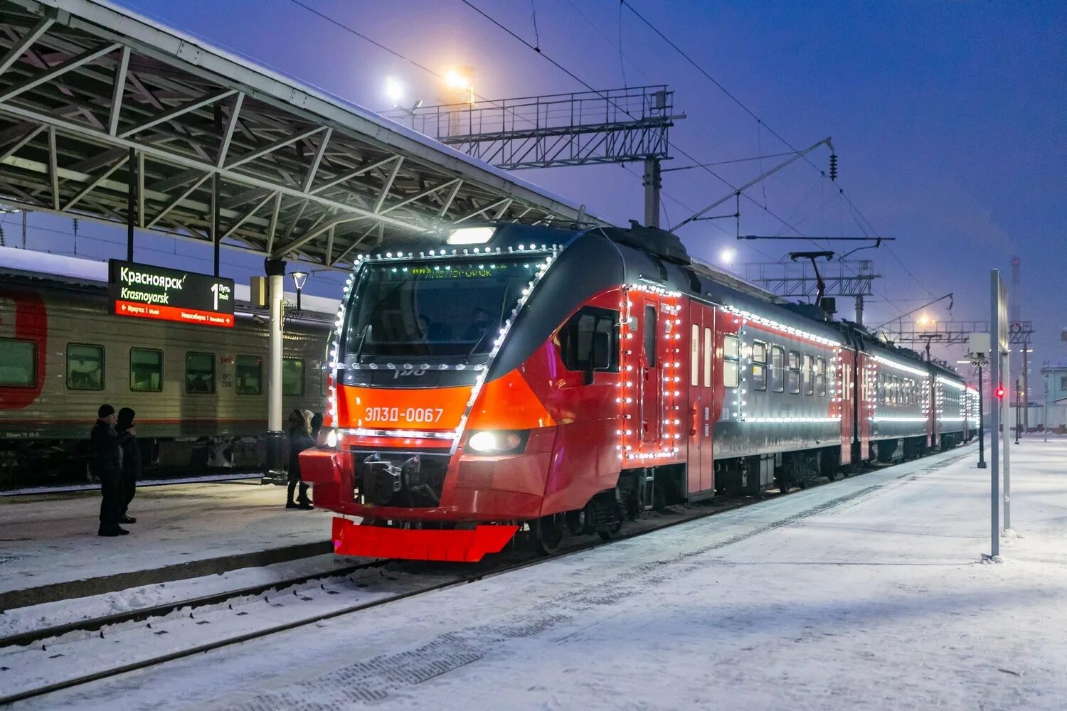 Электричка завтра красноярск. Новогодний электропоезд. Поезд Красноярск. Электропоезд Красноярск. Новогодняя электричка.