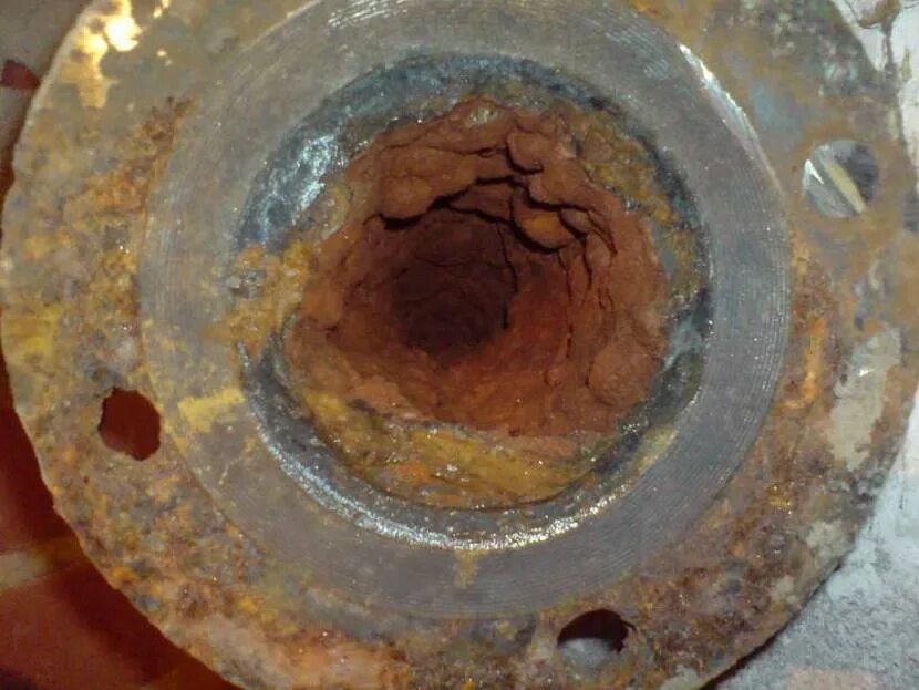 Водопроводные трубы изнутри. Коррозия стальных труб. Трубы водопровода внутри. Ржавые водопроводные трубы.