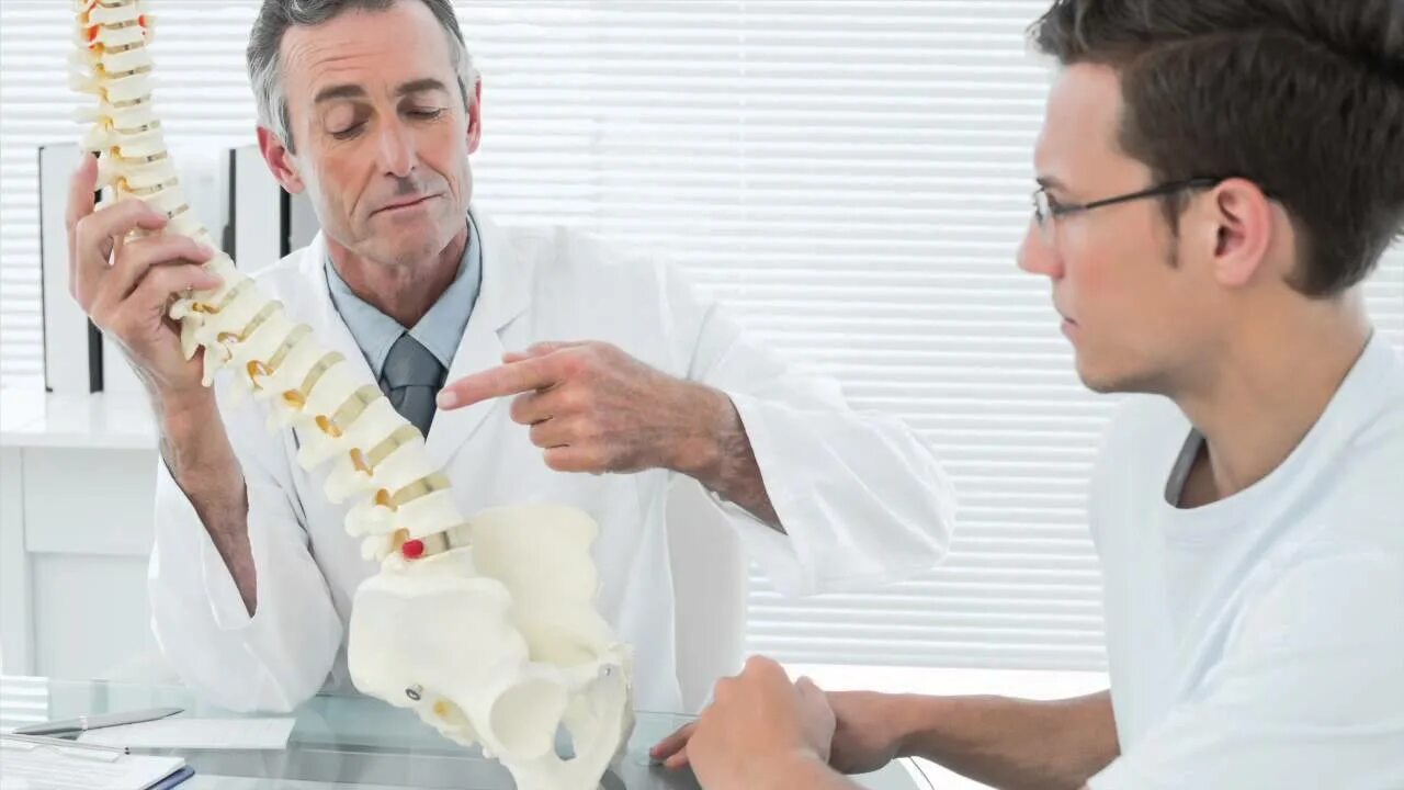 Лечение остеопороза врачи. Позвоночник и доктор. Врач и позвоночник. Остеопороз врач и пациент. Врач с позвоночником в руках.