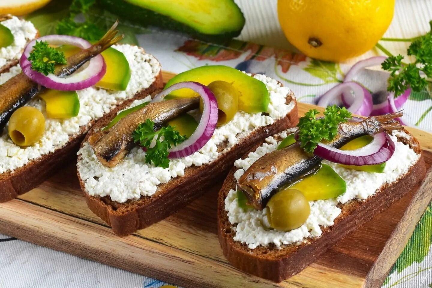Вкусные бутерброды со шпротами. Брускетта со шпротами. брускетты со шпротами и огурцом. брускетты со шпротами. бутер со шпротами.