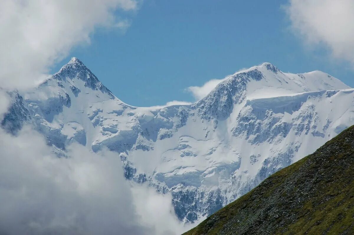 Самая высокая вершина сибири гора. Белуха Алтай вершина. Гора Белуха горные вершины Алтая. Трехглавая гора Белуха. Священная трехглавая вершина Белуха (Алтай).