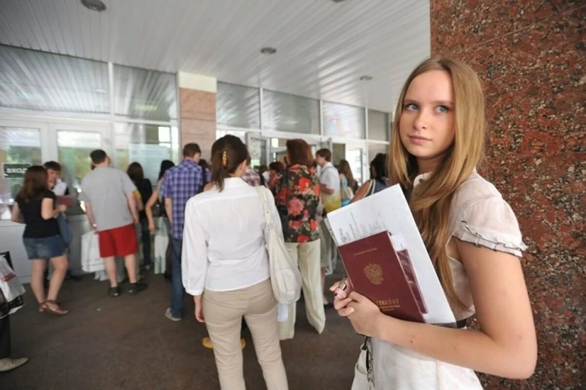 Поступление в вуз. Студентка вуза. Поступление в вуз абитуриент. Поступить в колледж. Поступивший абитуриент