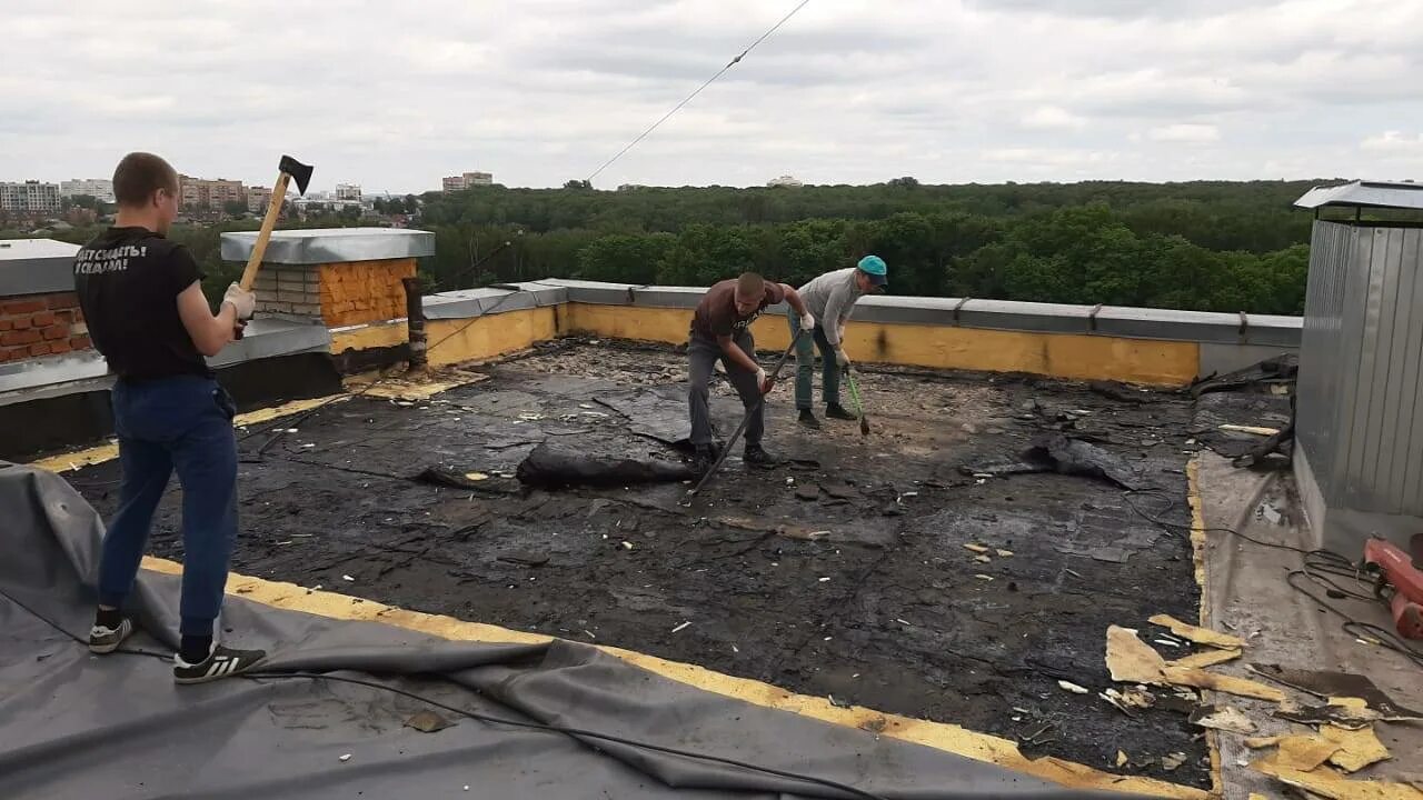 Демонтаж мягкой. Демонтаж мягкой кровли. капремонт мягкой кровли. демонтаж мягкую кровлю с крыши. демонтаж кровельного покрытия.