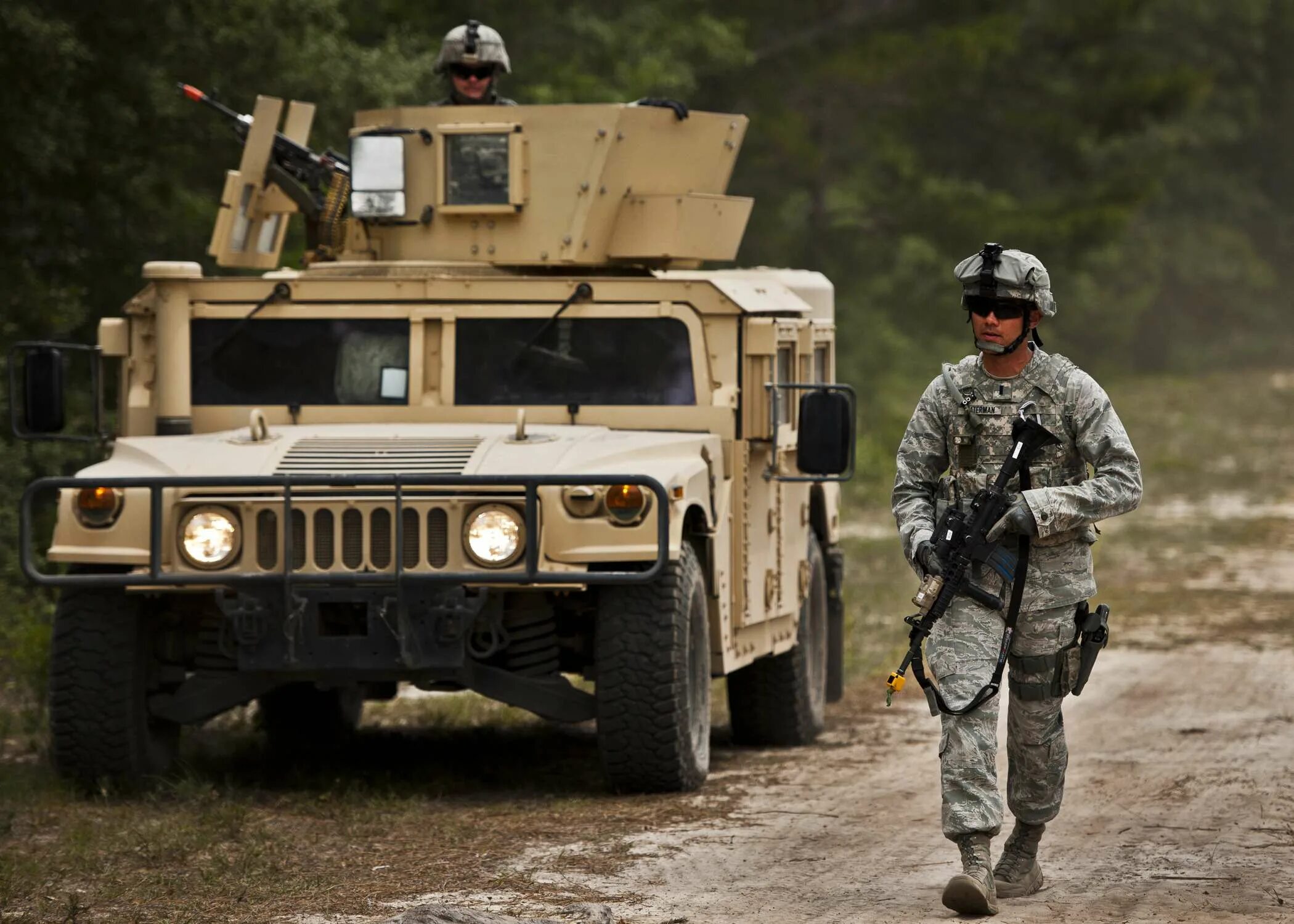 Американские военные машины. Броневик Хамви. Бронеавтомобиль Humvee. Хаммер Хамви. Американская бронемашина Хамви.