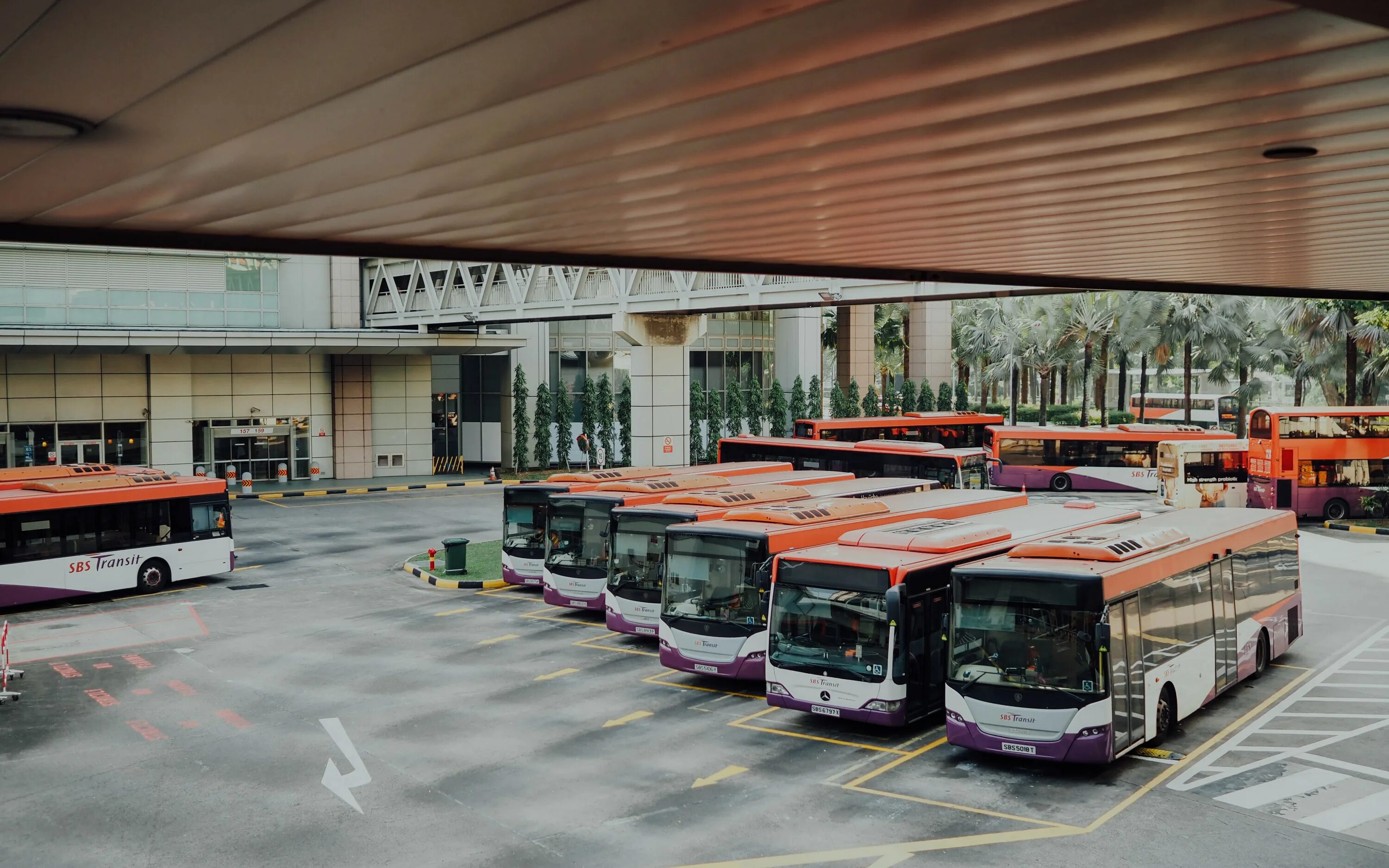 Cold bus terminal. Dubai sea bus. автобус риск.