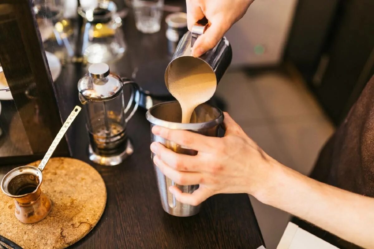 Зерновой кофе в турке. Приготовление кофе. Приготовление кофе бариста. Приготовление кофе в кофейне. Заварка кофе.