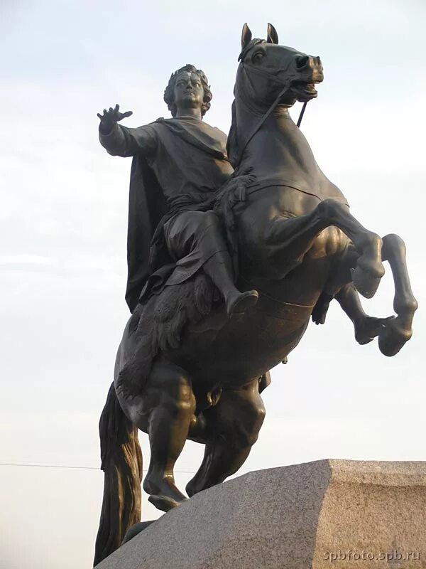 Скульптура на коне. Памятник в Петербурге конь вздыбленный. Памятники всадников на коне в России. Памятник Петра 1 на вздыбленном коне. Скульптура Петра 1 на лошади в Питере.