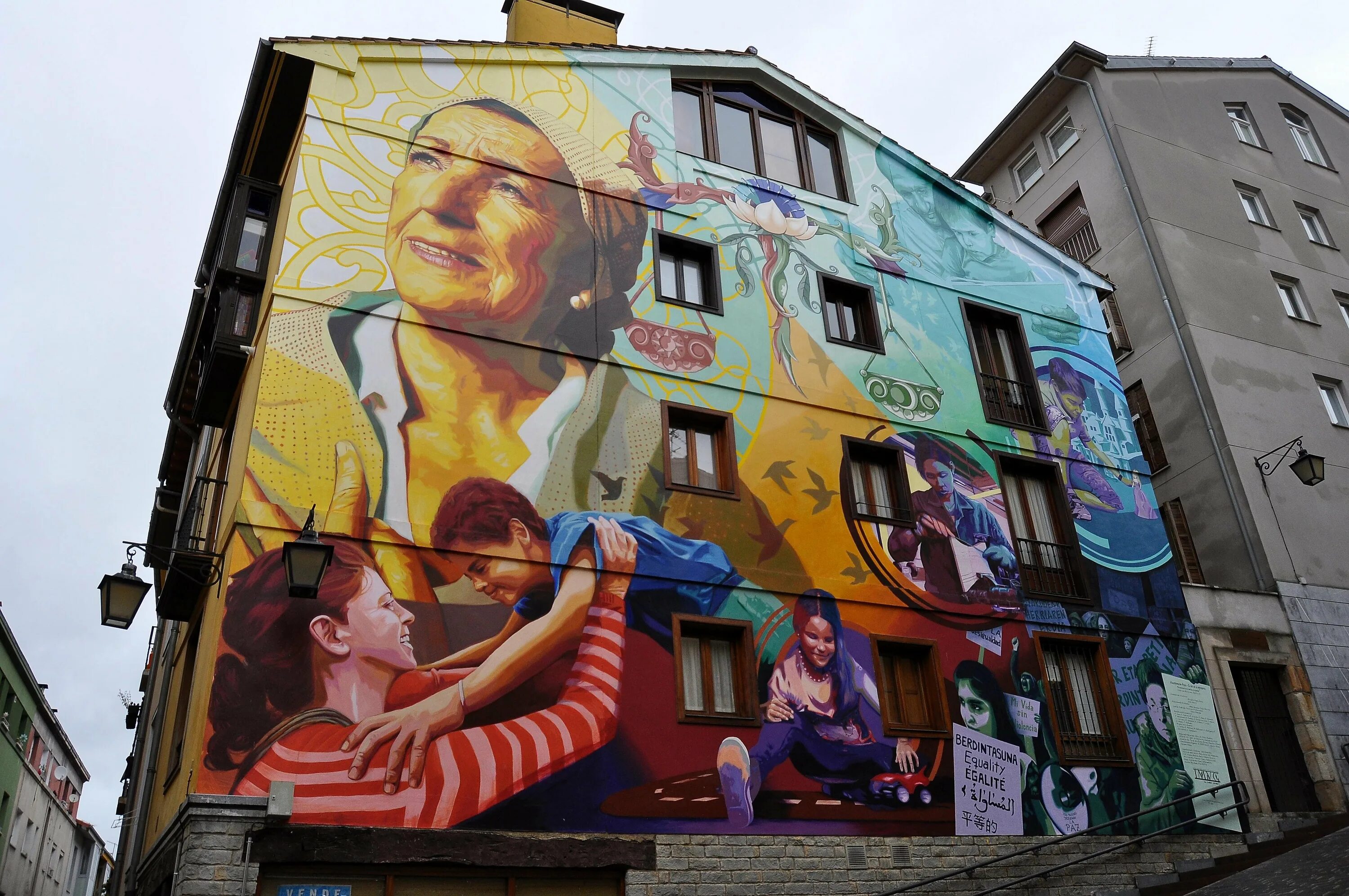 Стрит арт лицо. Живопись на фасадах. Мурал на улице московской казань. Стрит арт в москве николоямская улица. Роспись фасадов зданий.