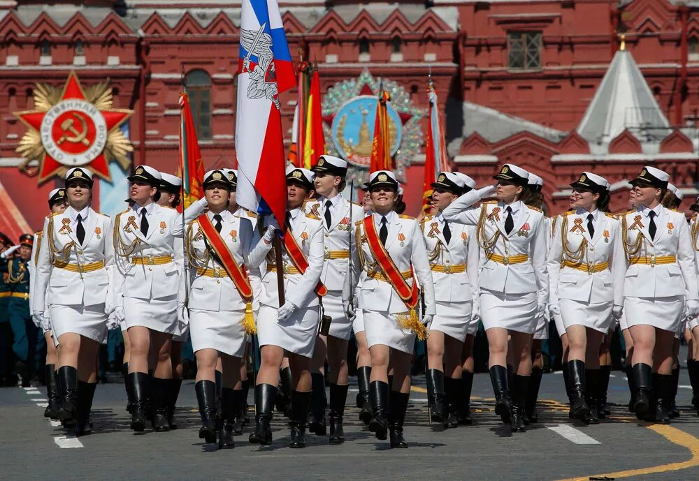 Женщины на параде Победы. Женские войска на параде. Женщины военные на параде. Женщины Российской армии на параде.