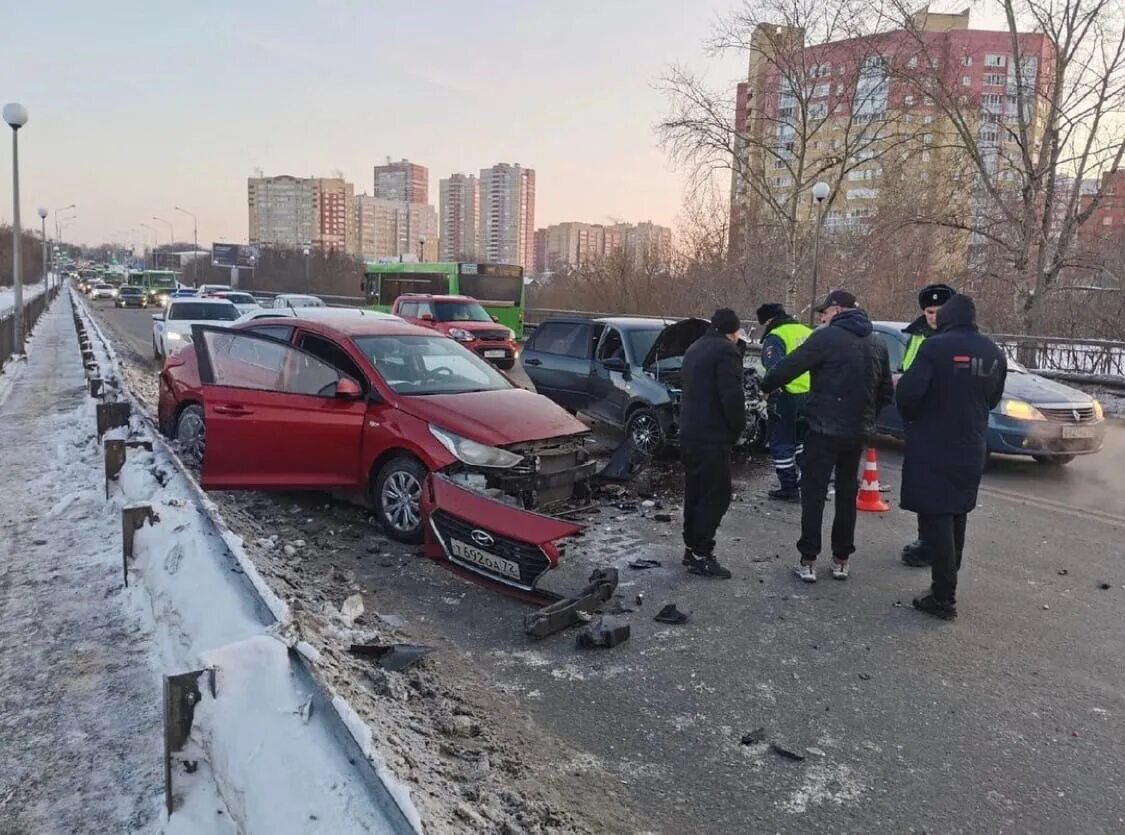 Авария Тюмень январь 2022. Авария на Щербакова Тюмень вчера. Срочные новости происшествия