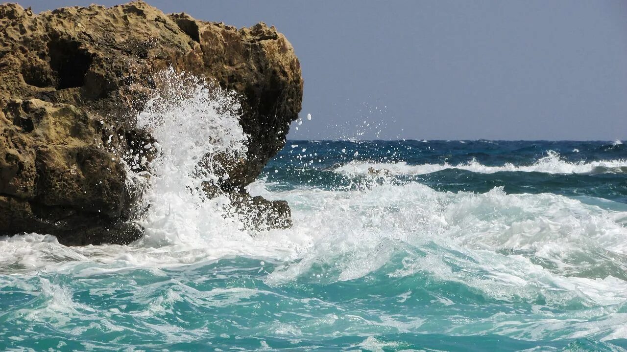 Бьется волна песня. Море, волны. Волны и скалы. Море скалы. Море фото.