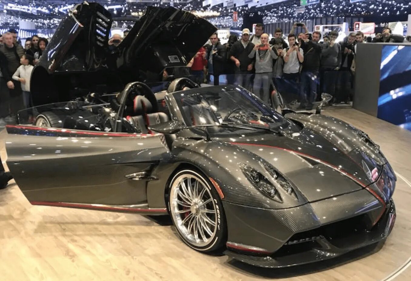 Pagani huayra r. Pagani huayra roadster 2018. 2025 pagani huayra roadster. pagani huayra r 2025. пагани уайра родстер 2025.
