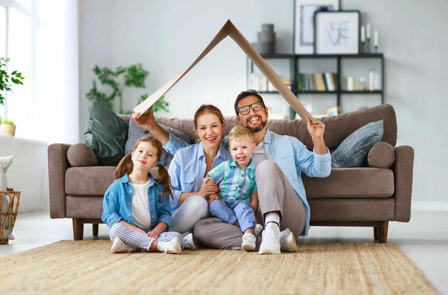 Семейная ипотека для детей 2024 года. Счастливая семья. Семейная фотосессия. Семья с детьми в квартире. Счастливая семья в интерьере.