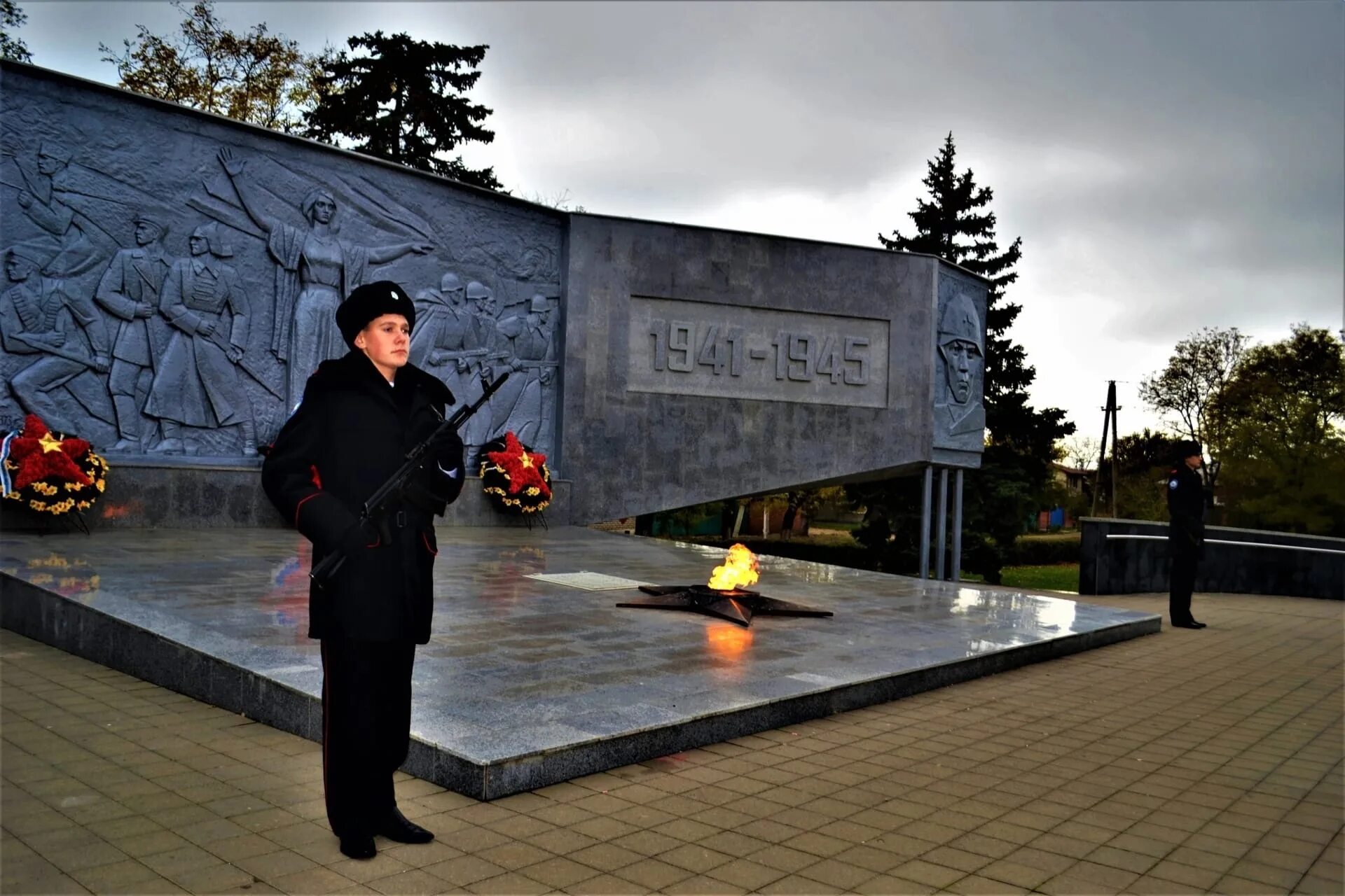 Всебелорусский патриотический проект память поколений. Мемориальный комплекс красная горка Красногорск. Мемориальный комплекс красная горка Саратов. Вахта памяти пост 1 Феодосия. Мемориал на красной Пресне.