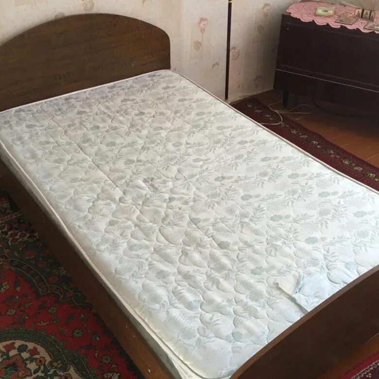 Кровать 1. 5. Кровать полуторка. Кровать двуспальная бу. Кровать бу казань.