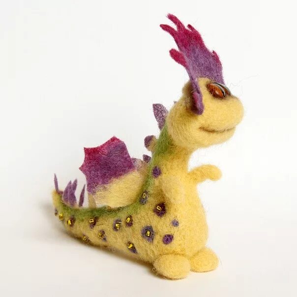 Валяный дракончик. Дракончик из валяной шерсти. Валяные драконы. Валяный дракончик. Дракон из шерсти сухое валяние.