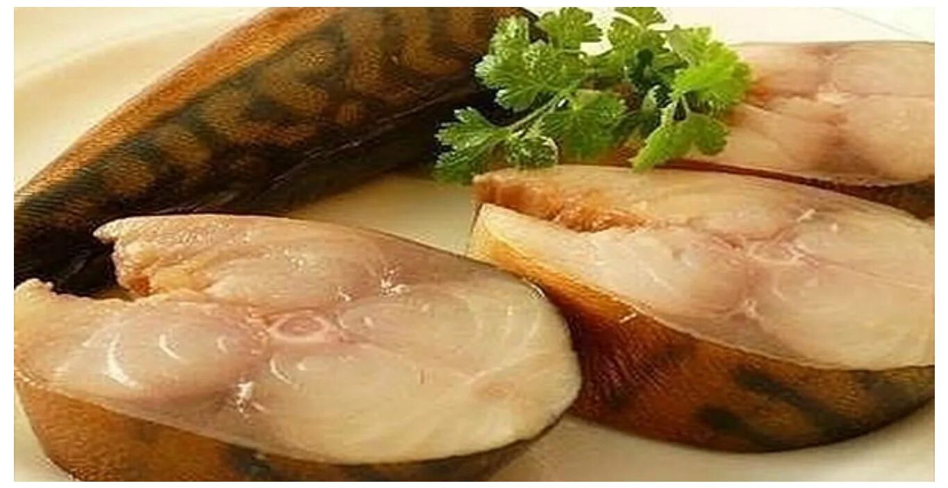 Малосольная скумбрия пряного посола. Скумбрия копченая с луком. Скумбрия соленая фото. Скумбрия холодного копчения. Рецепт скумбрия холодной засолки.
