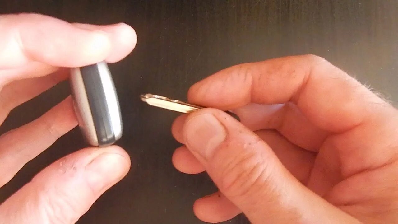 Как поменять батарейку в ключе прадо. Батарейка в пульт прадо 150. Батарейка в ключ тойота прадо 150. Тойота прадо 2018 ключ. Батарейка в ключ лексус 570.