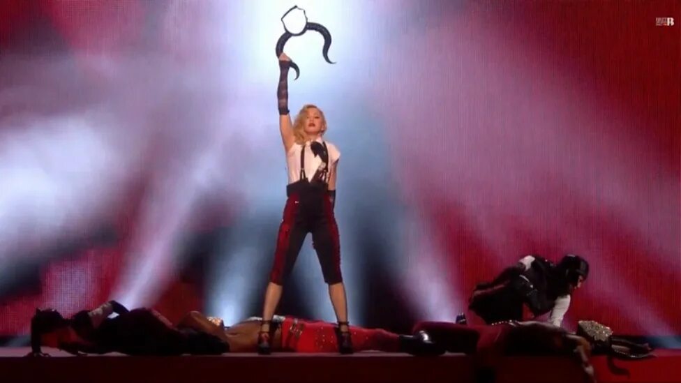 Мадонна по факту анаконда. Мадонна Live. Мадонна Living for Love. Madonna Live Earth 2008. Мадонна на премии Грэмми.