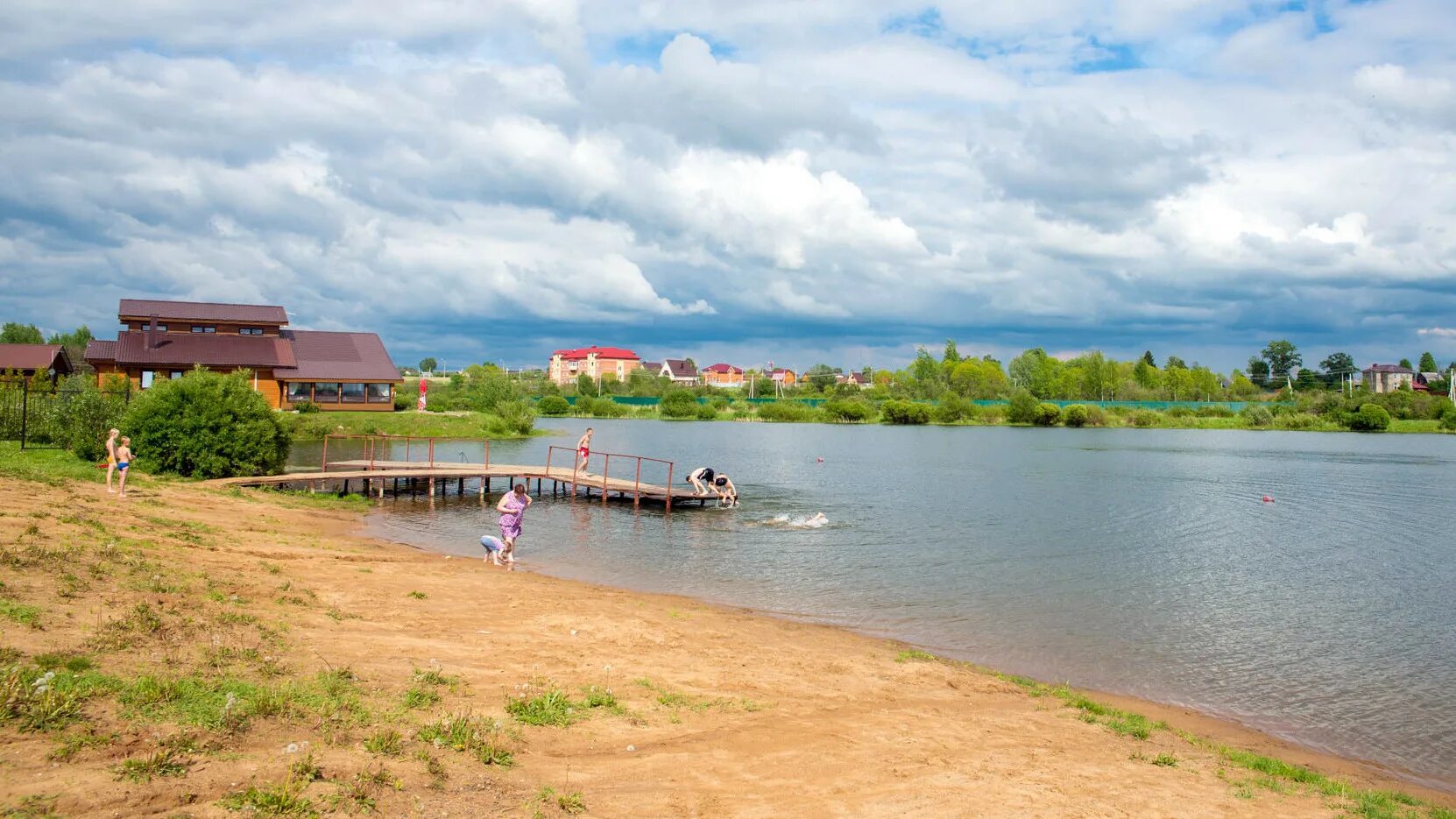 Городской пляж в солнечногорске на озере сенеж. Городской пляж сенеж солнечногорск. Щелково городской пляж на клязьме. Московский областной пляж. Городской пляж московская область.