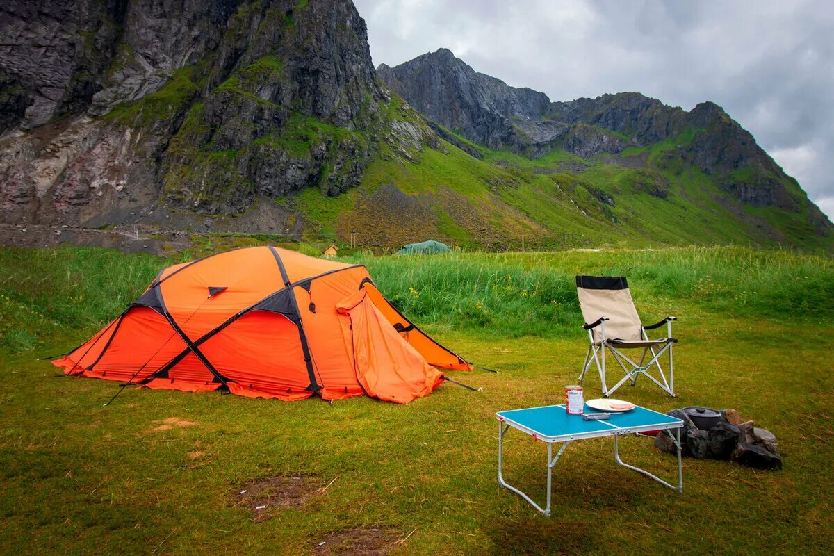Туристы купили палатку. Палатка туристическая. Треккинговая палатка. Палатка походная. Спальник палатка.