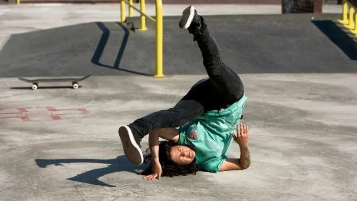 Vanessa Torres Skateboarding. Падение Скорпион скейт.