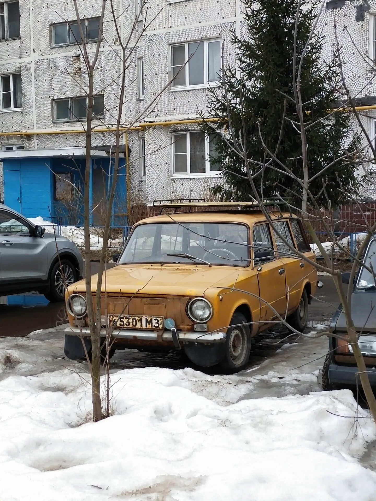 Купить машину в дзержинске. Брошенные авто. Заброшенные автомобили. Заброшенные машины в городе. Брошенные автомобили в России.