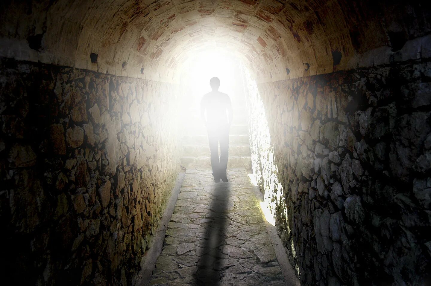 В конце туннеля виден свет. Свет в конце тоннеля. Человек в конце тоннеля. Свет в конце тоннеля человек. Свет в тоннеле.