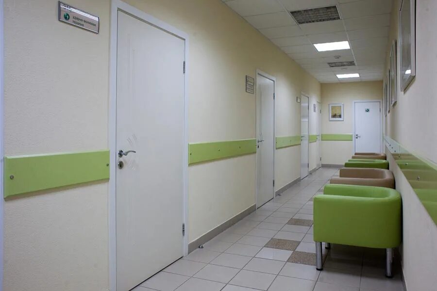 Двери для медицинских учреждений. Дверь в больнице. Дверь в поликлинике. Двери медицинские для поликлиники.