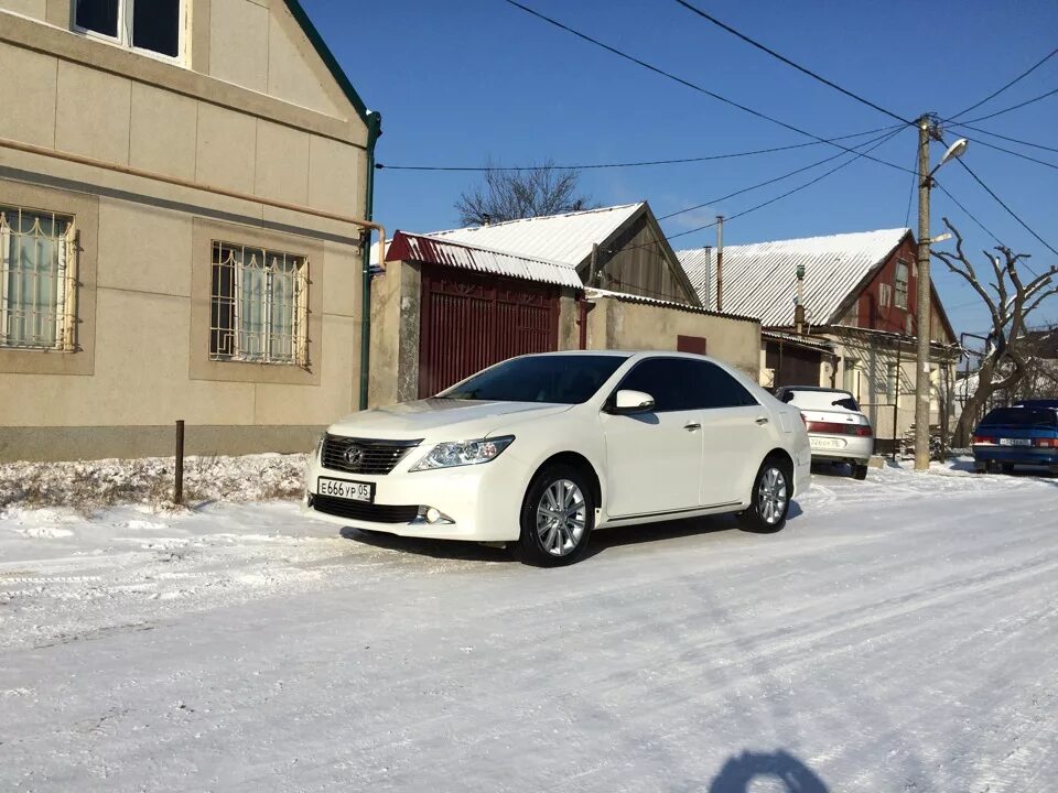 Camry зимой. Белая тойота камри 40 снег. toyota camry снежка. toyota camry 50 716 зимой. камри 40 белая в снегу.