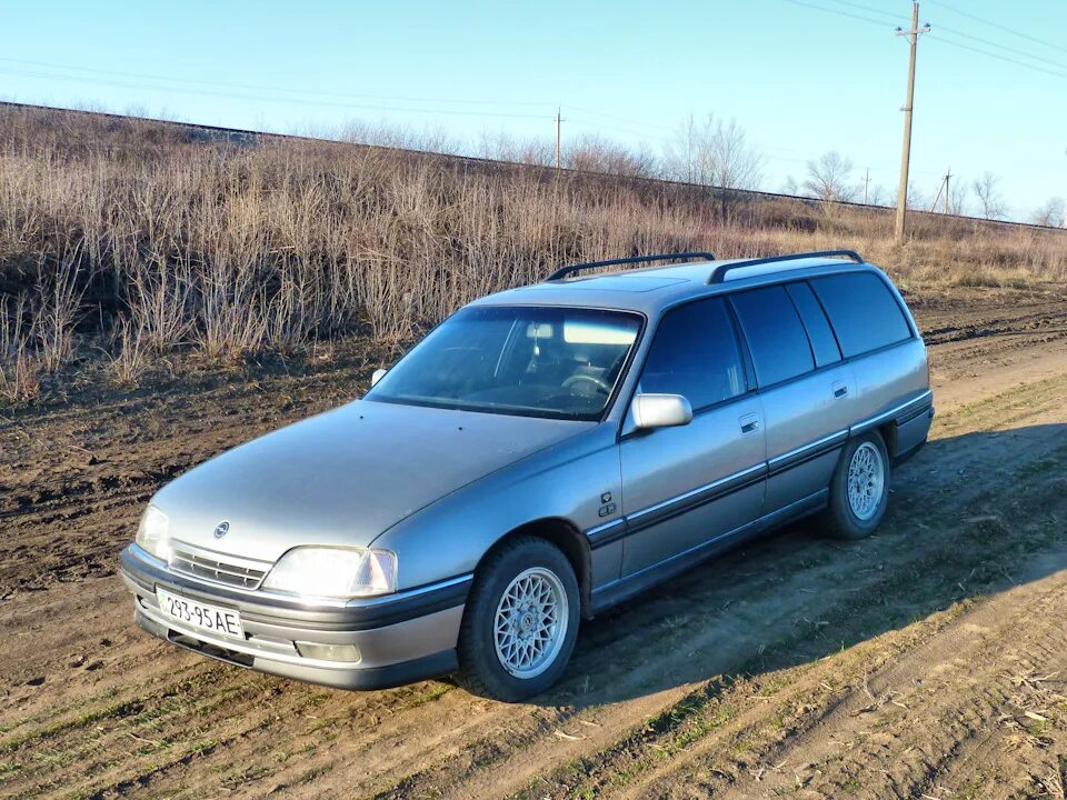 Колесо опель универсал. Opel Omega Wagon. Опель Омега а 2.0 универсал. Опель Омега а универсал 1990. Опель Омега вагон универсал.