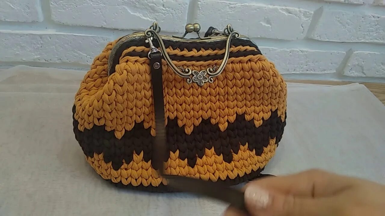 Сумка из шнура с фермуаром. Вязаная сумка с фермуаром крючком. Сумка из трикотажной пряжи с фермуаром. Сумка из шнура с фермуаром. Сумочка из хлопкового шнура.